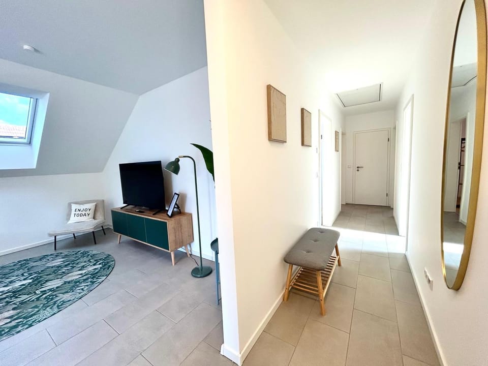 Communal lounge/ TV room, TV and multimedia, Living room, Seating area, Evening entertainment