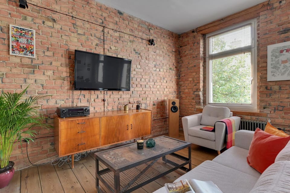 TV and multimedia, Living room, Seating area, Evening entertainment