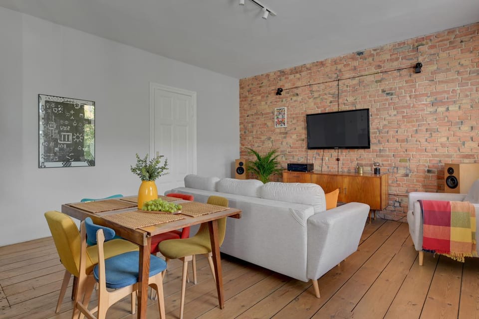 TV and multimedia, Living room, Seating area, Dining area