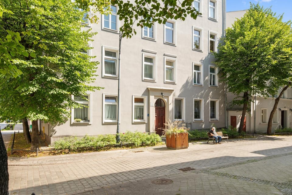 Property building, Spring, Day, Neighbourhood