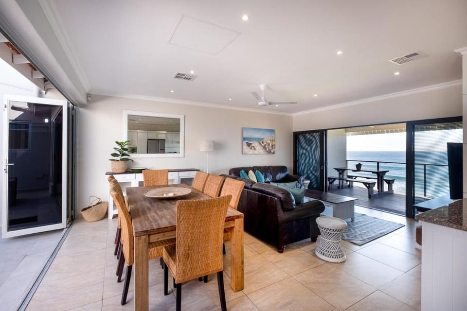 7 The Beach House with Backup Power Apartment in Dolphin Coast