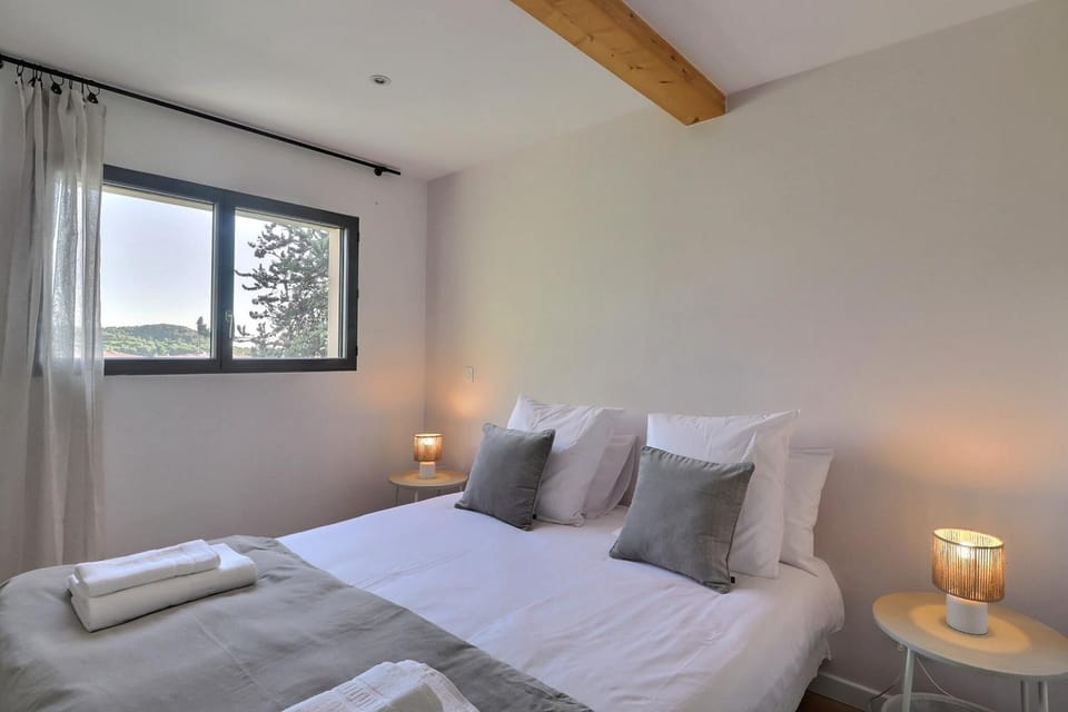 Altinea - Family Home with Infinity Pool House in Aix-en-Provence