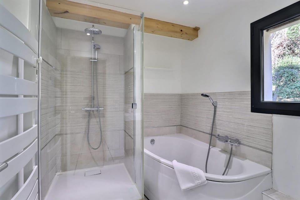 Altinea - Family Home with Infinity Pool House in Aix-en-Provence