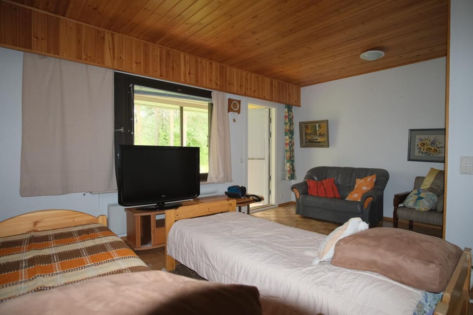 Communal lounge/ TV room, Bed, TV and multimedia, Living room, Photo of the whole room, Seating area, Evening entertainment, Bedroom
