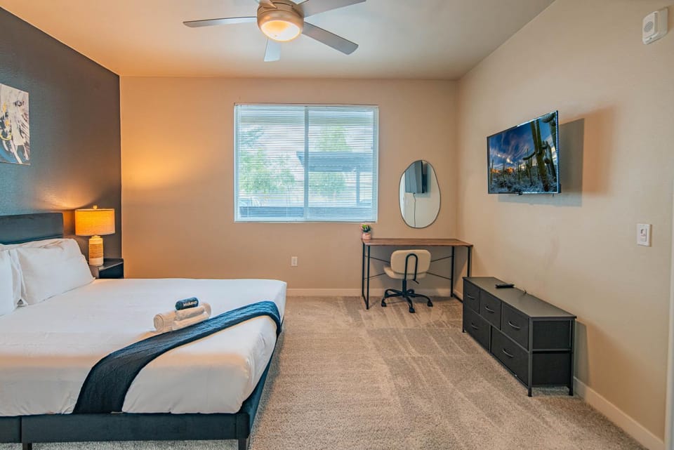 The Luxe Lookout Balcony Pool Sleeps 4 Apartment in Tempe
