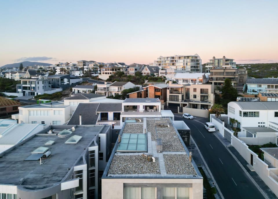 Property building, Neighbourhood, Bird's eye view, Mountain view, Street view