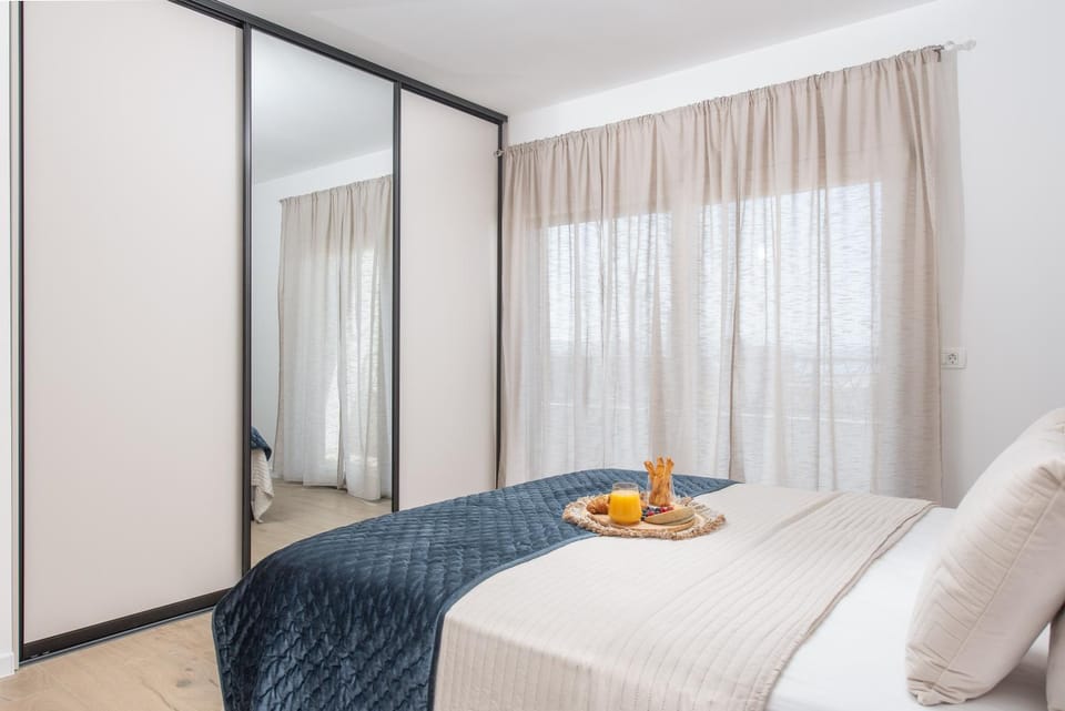 Bed, Food and drinks, Bedroom