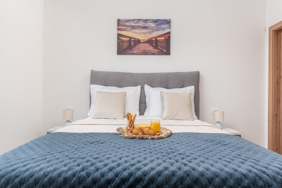 Bed, Food and drinks, Bedroom, Food