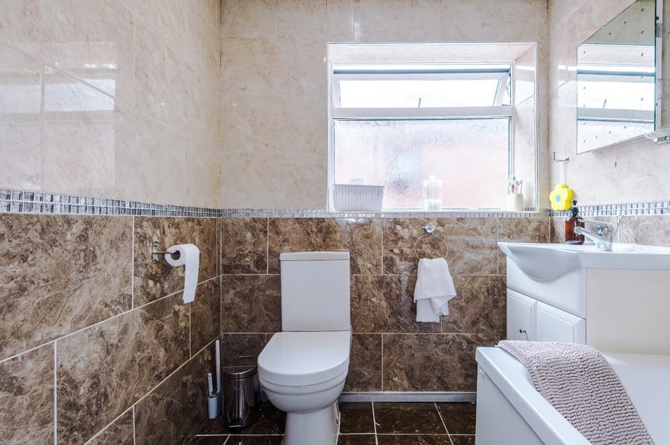 Spacious Stretford 3-Bed, Driveway Parking, Pool Table, Sleeps 6 House in Stretford