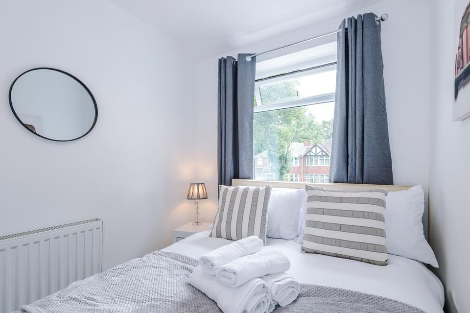 Spacious 3Bed Home in Stretford, Sleeps 6, Parking House in Stretford