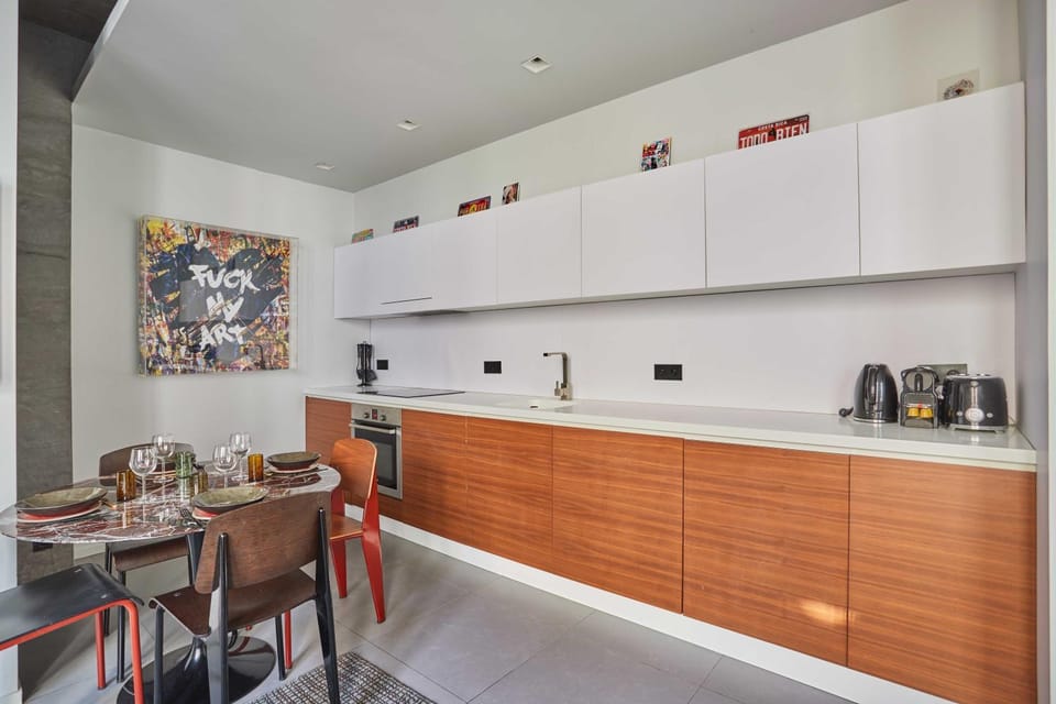 Kitchen or kitchenette, Dining area