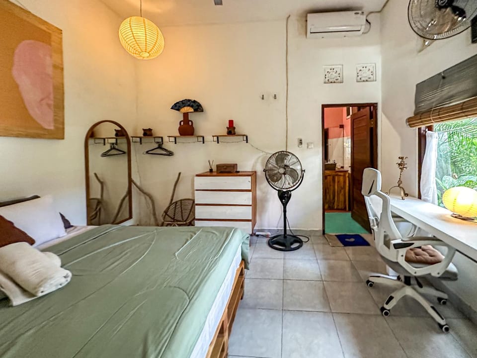 Bed, Photo of the whole room, Seating area, Bedroom, air conditioner