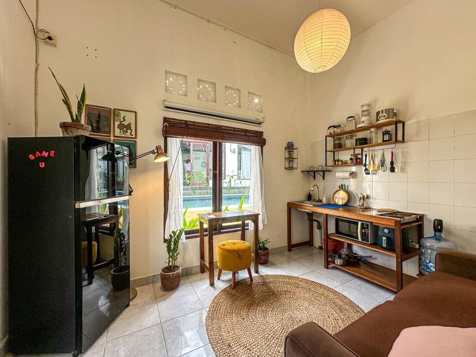Kitchen or kitchenette, Living room, Seating area, Dining area