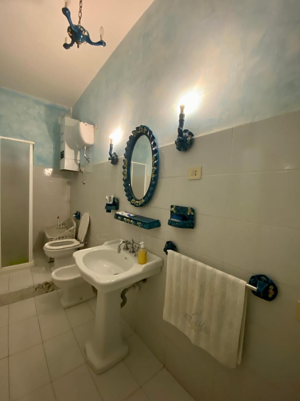 Shower, Toilet, Bathroom, bidet, towels