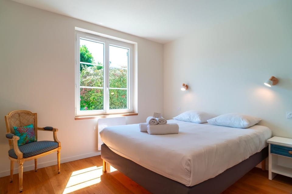 Photo of the whole room, Bedroom