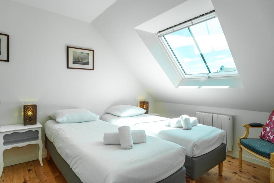 Photo of the whole room, Bedroom