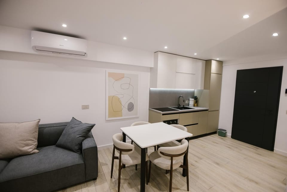 Kitchen or kitchenette, Dining area