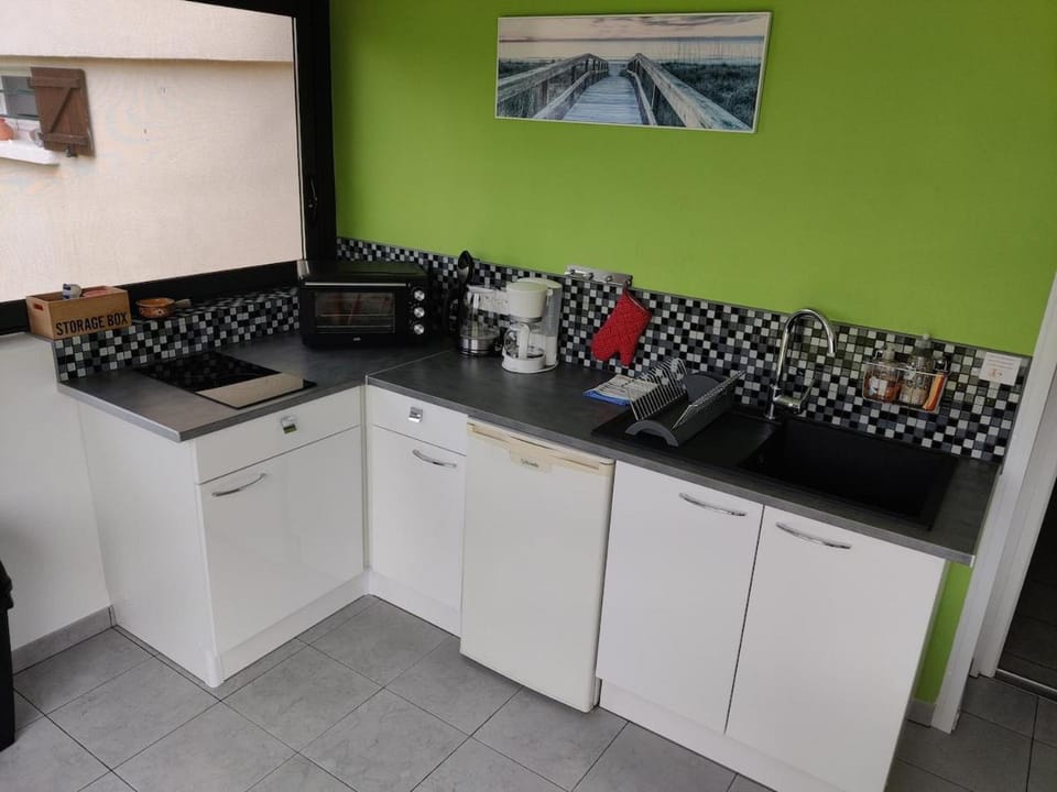 Coffee/tea facilities, Kitchen or kitchenette, dishwasher, stove