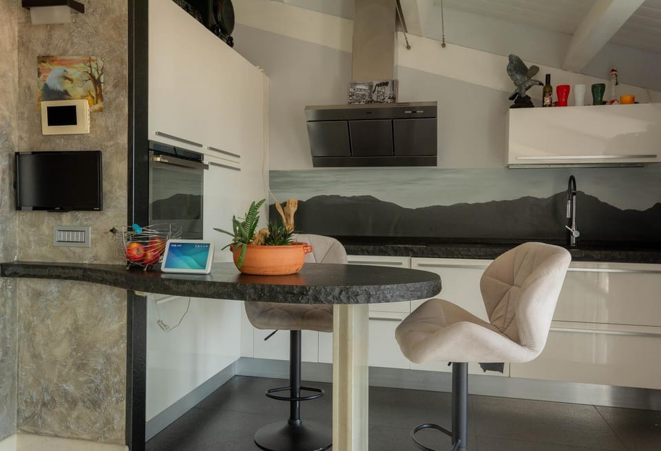 Kitchen or kitchenette, Dining area, stove