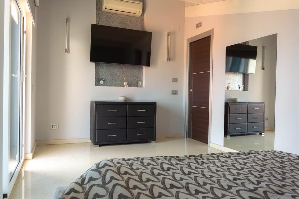 Bed, TV and multimedia, Bedroom, wardrobe, air conditioner