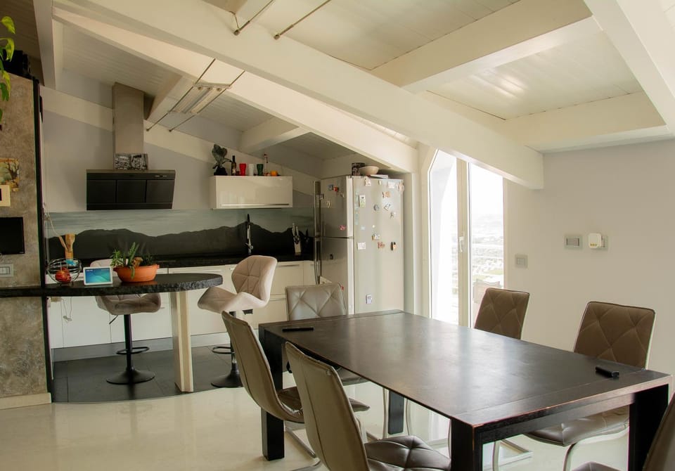 Kitchen or kitchenette, Living room, Seating area, Dining area, stove