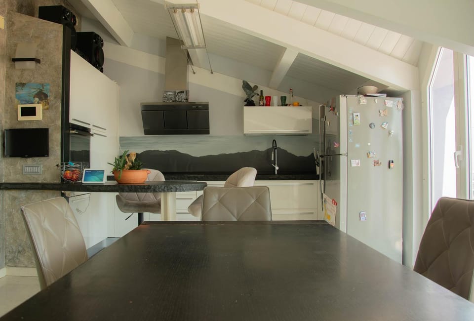 Kitchen or kitchenette, Living room, Seating area, Dining area