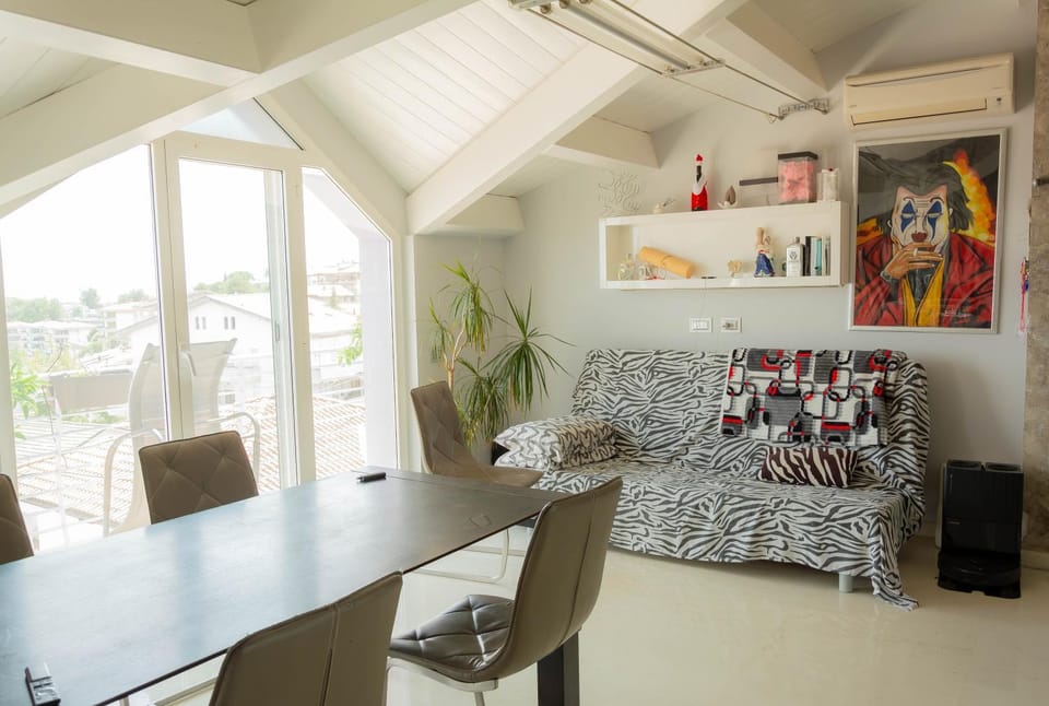 Living room, Seating area, Dining area, air conditioner