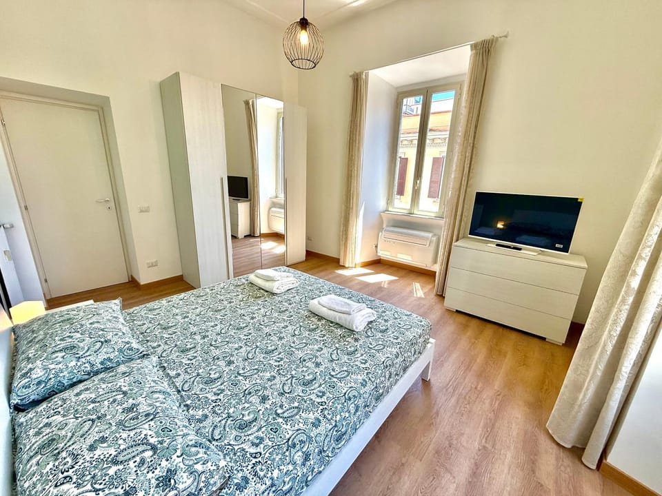 Bed, TV and multimedia, Photo of the whole room, Bedroom, towels, wardrobe