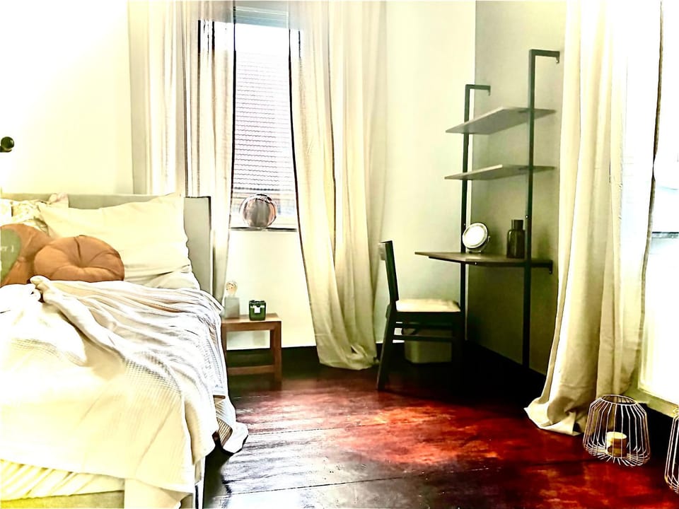 Photo of the whole room, Bedroom