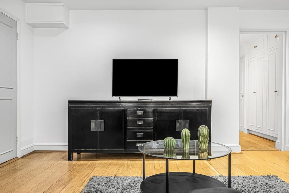 Communal lounge/ TV room, TV and multimedia, Coffee/tea facilities, Kitchen or kitchenette, Food and drinks, Evening entertainment, Drinks