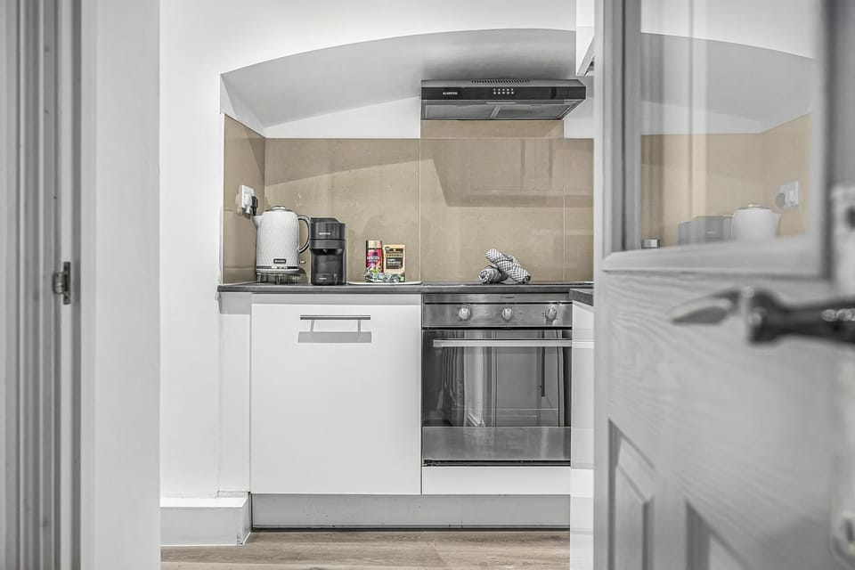 Coffee/tea facilities, Kitchen or kitchenette, dishwasher, minibar, oven, pet friendly, stove, toaster
