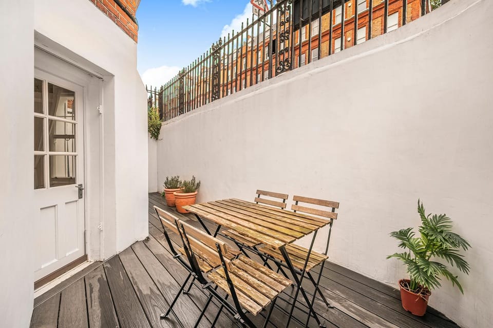 Property building, Patio, Day, View (from property/room), Balcony/Terrace, Living room, Seating area, Dining area