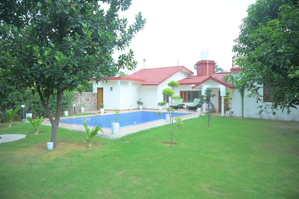 Property building, Garden, Swimming pool