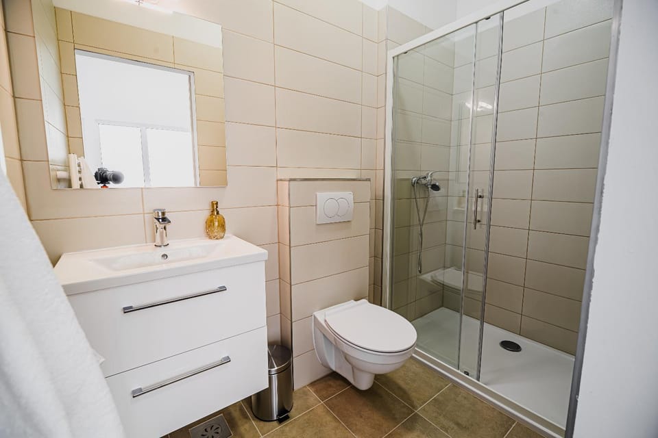 Shower, Toilet, Bathroom, towels