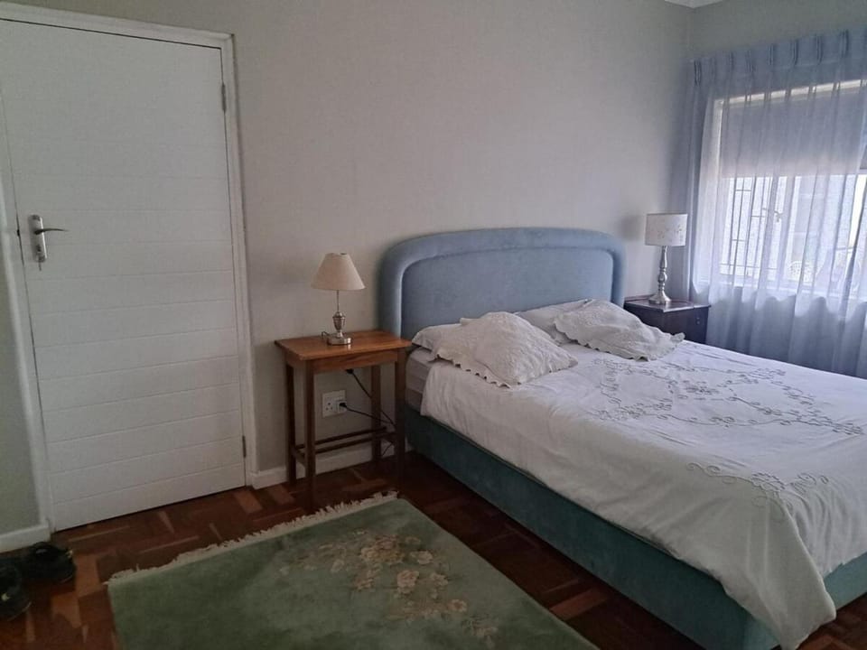 Spacious Sunny family home in secure leafy sought after area Villa in Stellenbosch