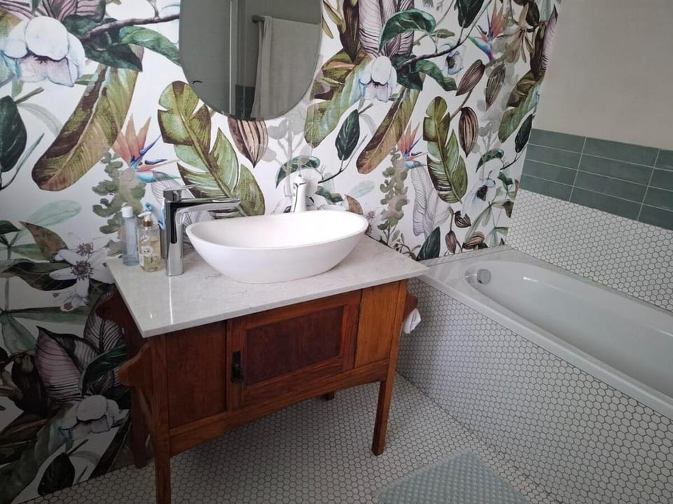 Spacious Sunny family home in secure leafy sought after area Villa in Stellenbosch