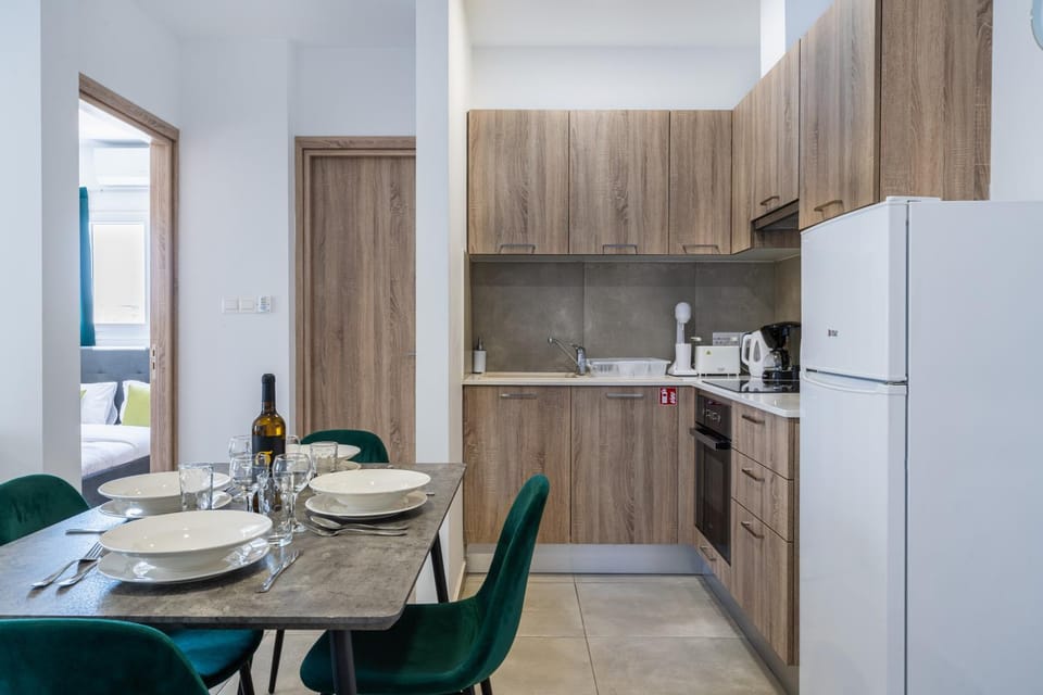 Kitchen or kitchenette, Dining area, oven, stove