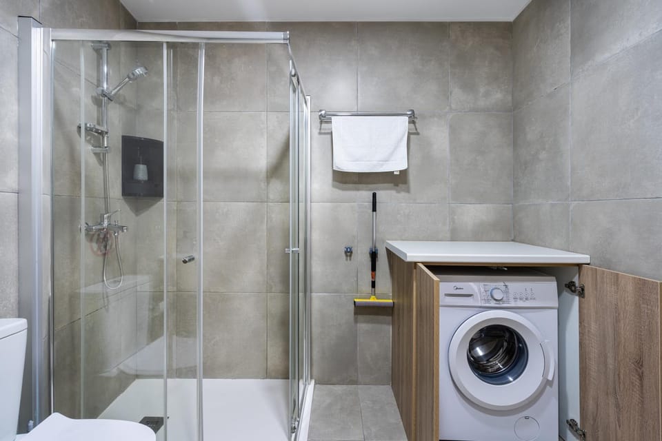 Shower, Toilet, Bathroom, towels, washing machine