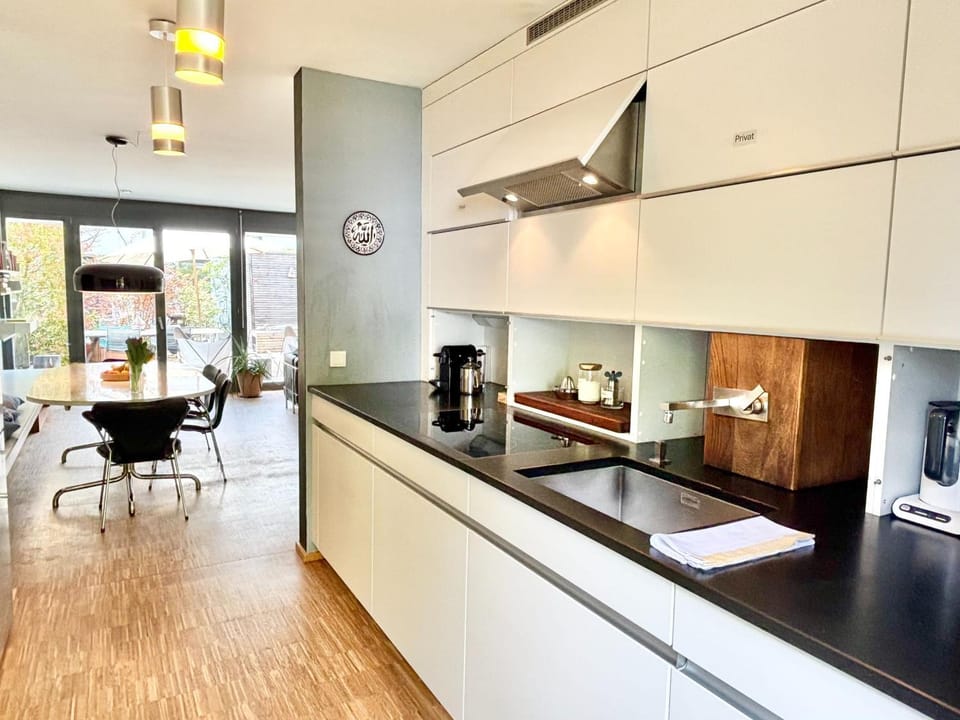 Coffee/tea facilities, Kitchen or kitchenette, stove, kitchen