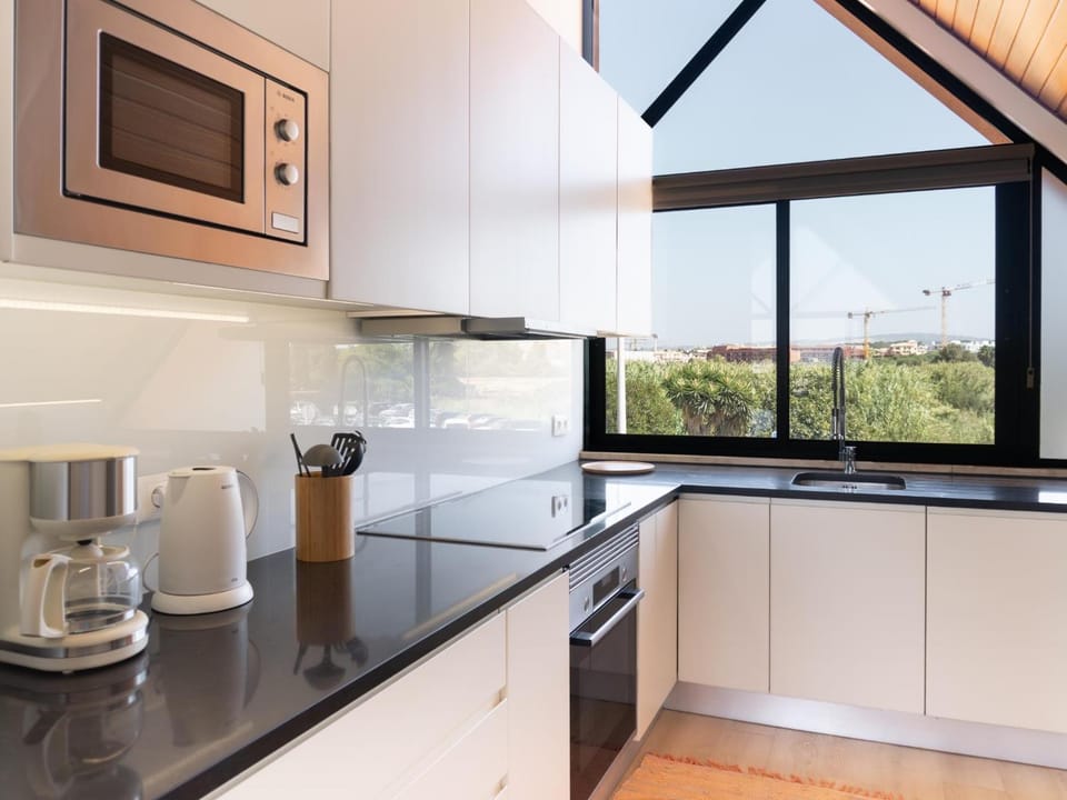 Coffee/tea facilities, Kitchen or kitchenette, dishwasher, stove, toaster