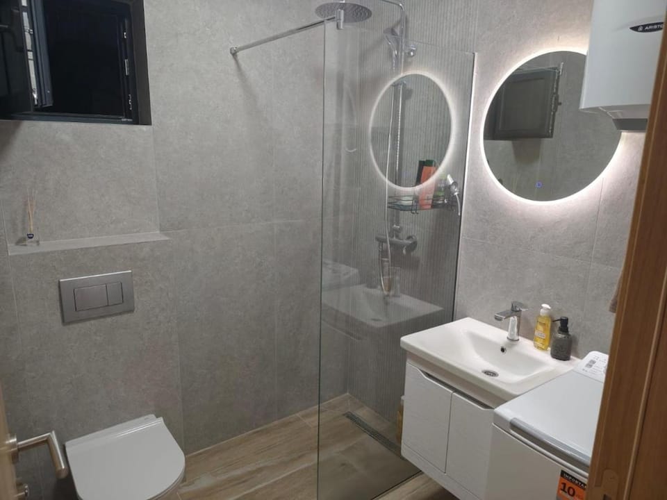 Shower, Toilet, Bathroom, towels