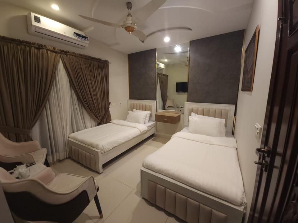 Bed, Photo of the whole room, Seating area, Bedroom, air conditioner