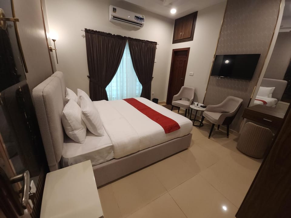 Bed, TV and multimedia, Photo of the whole room, Seating area, Bedroom, air conditioner