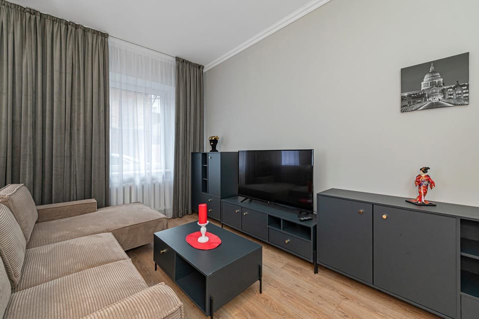 TV and multimedia, Living room, Seating area, Evening entertainment