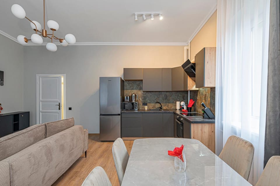 Kitchen or kitchenette, Living room, Seating area, Dining area, oven, pet friendly, stove