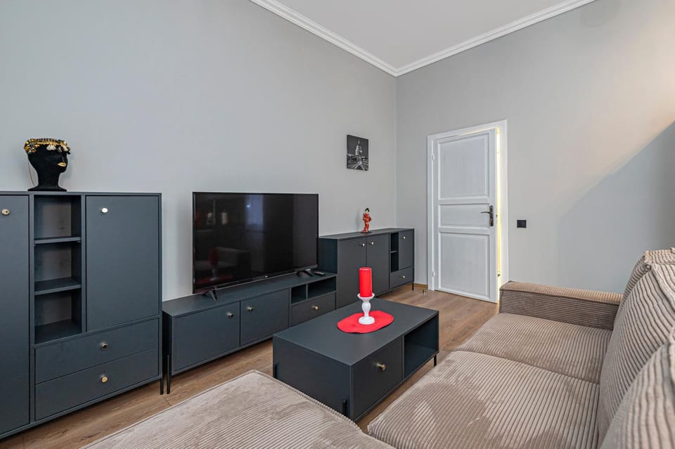 TV and multimedia, Living room, Seating area, Evening entertainment
