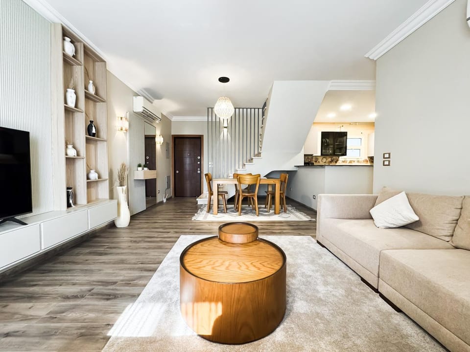 TV and multimedia, Kitchen or kitchenette, Living room, Seating area, Dining area