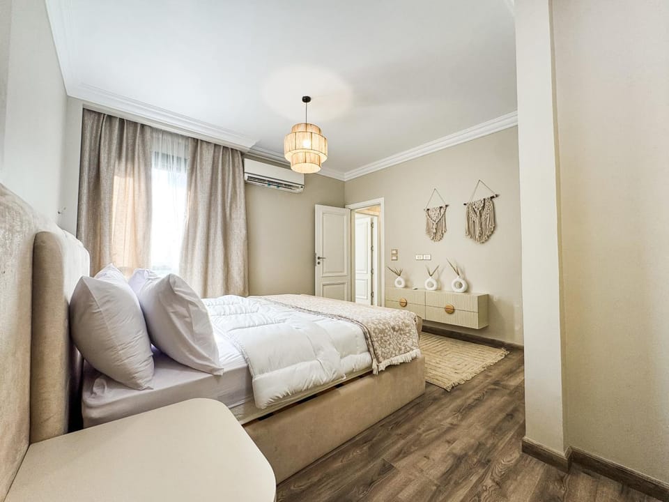 Bed, Photo of the whole room, Seating area, Bedroom