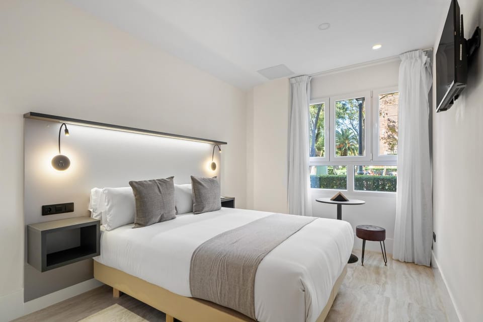 Bed, TV and multimedia, Photo of the whole room, Bedroom