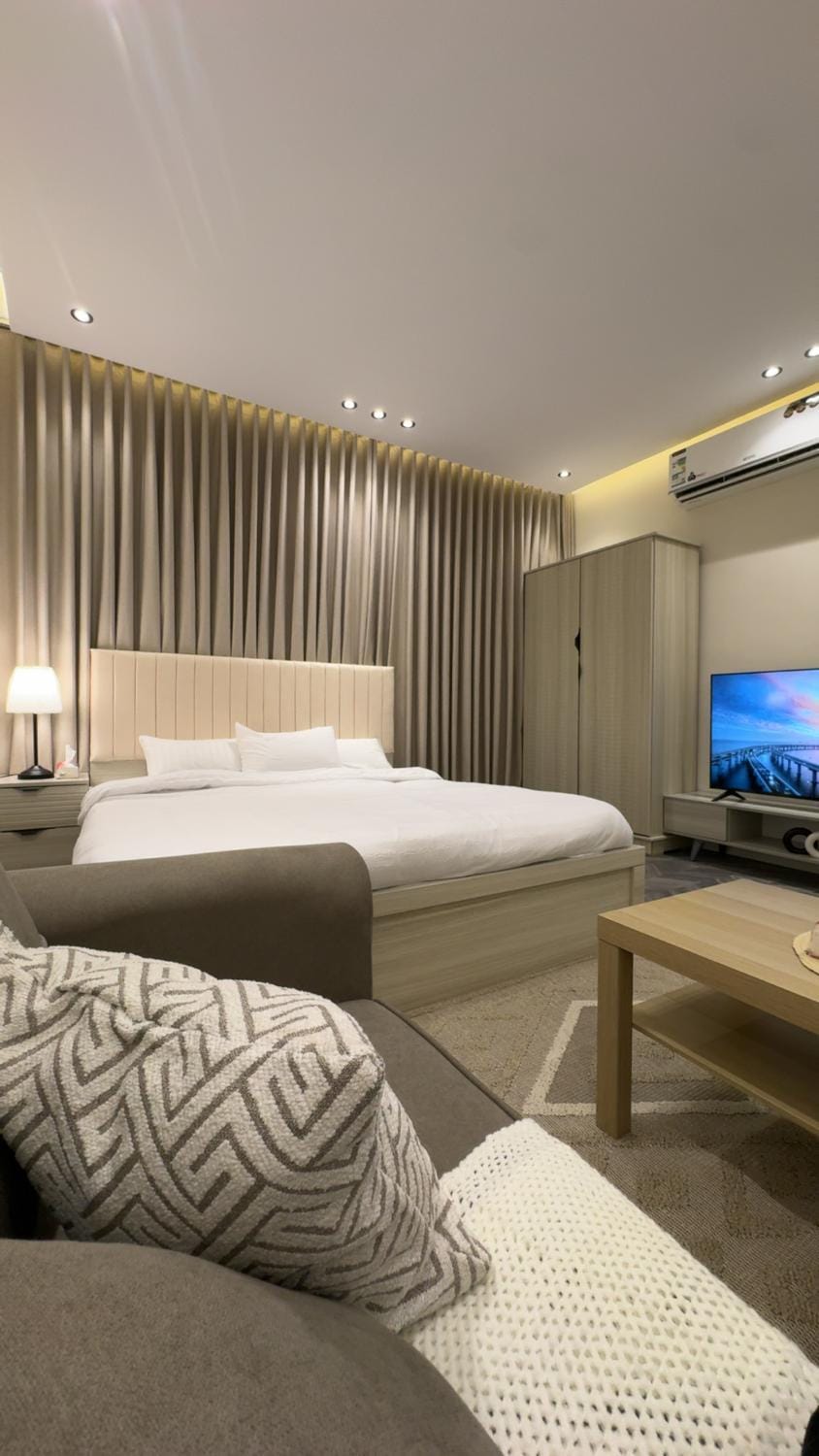 Bed, TV and multimedia, Photo of the whole room, Seating area, Bedroom